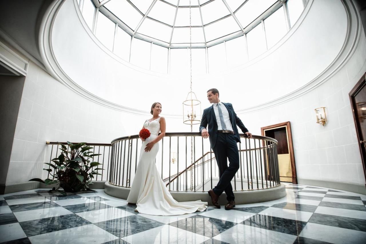 Excelsior Hotel Ernst Am Dom Colonia Exterior foto Wedding couple at the Hotel