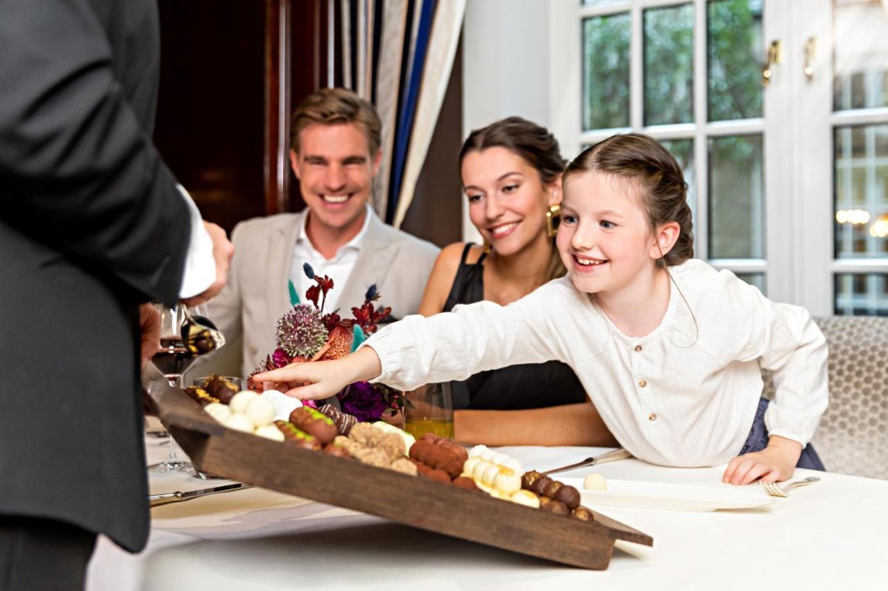 Excelsior Hotel Ernst Am Dom Colonia Exterior foto A family at a restaurant