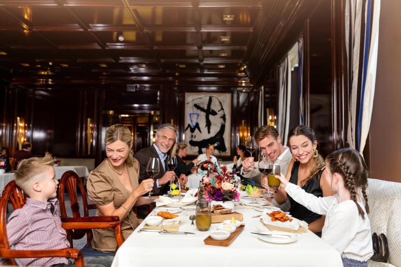 Excelsior Hotel Ernst Am Dom Colonia Exterior foto Family dining at the restaurant