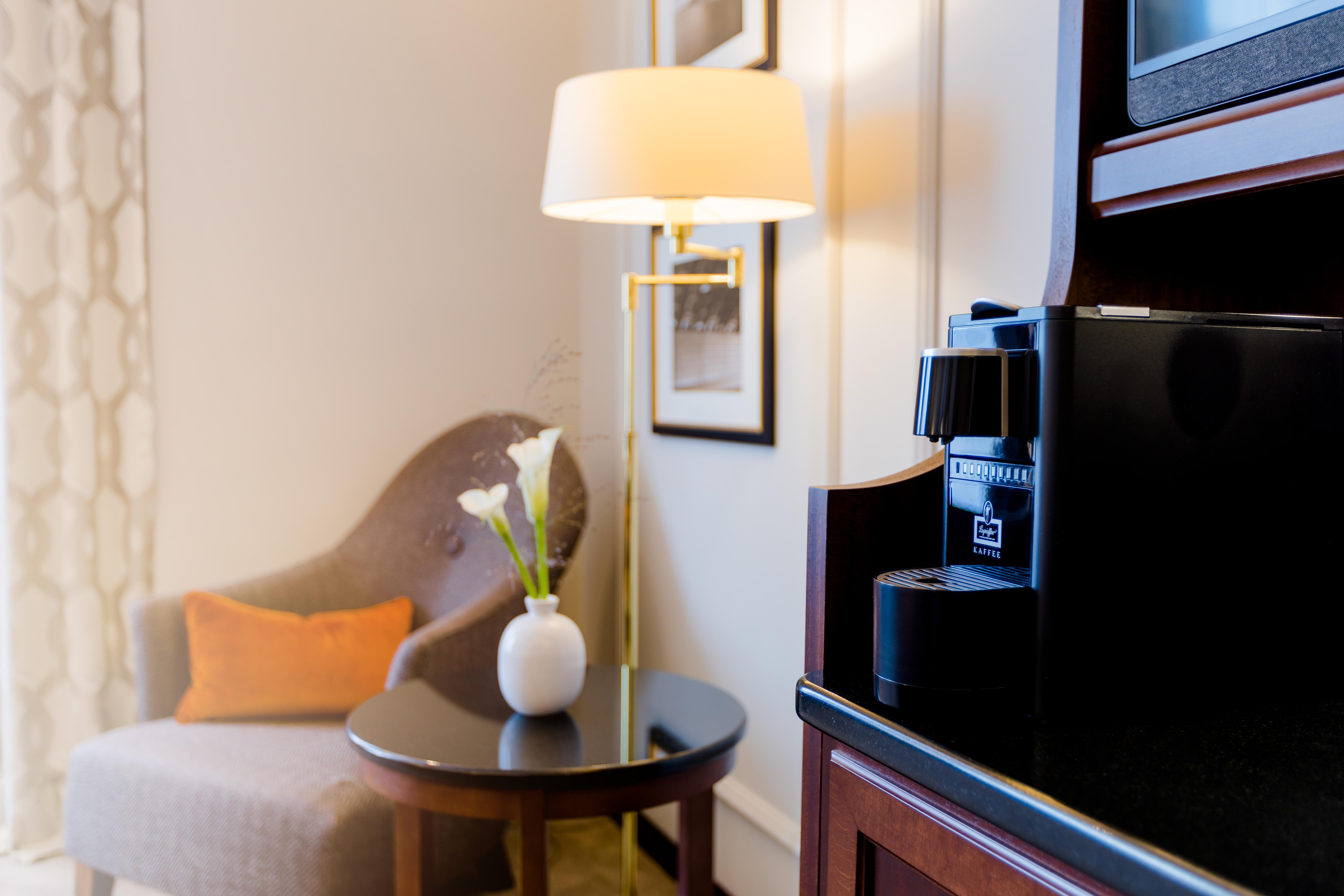 Excelsior Hotel Ernst Am Dom Colonia Exterior foto A Nespresso machine in a hotel room