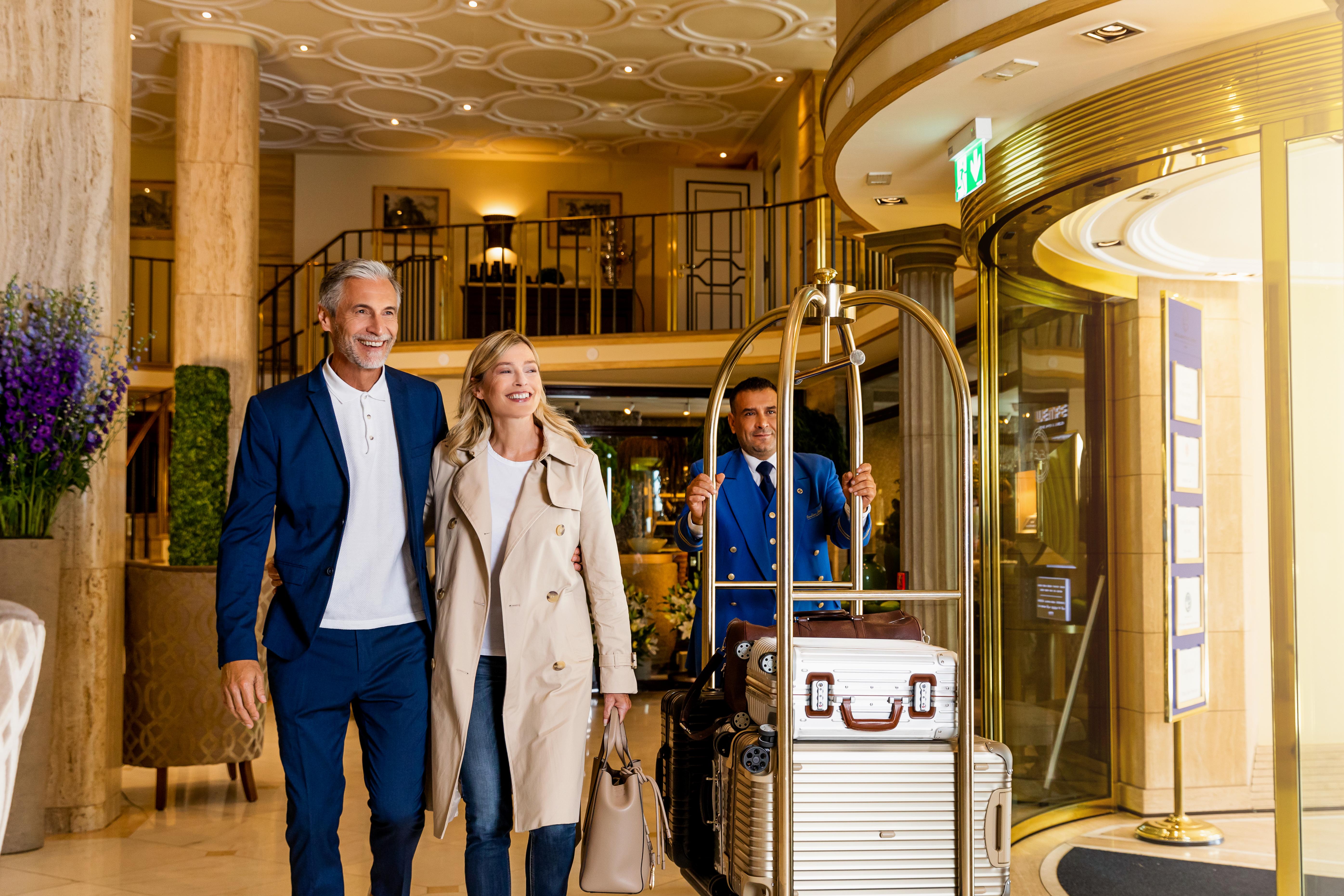 Excelsior Hotel Ernst Am Dom Colonia Exterior foto A bellboy pushing a luggage cart