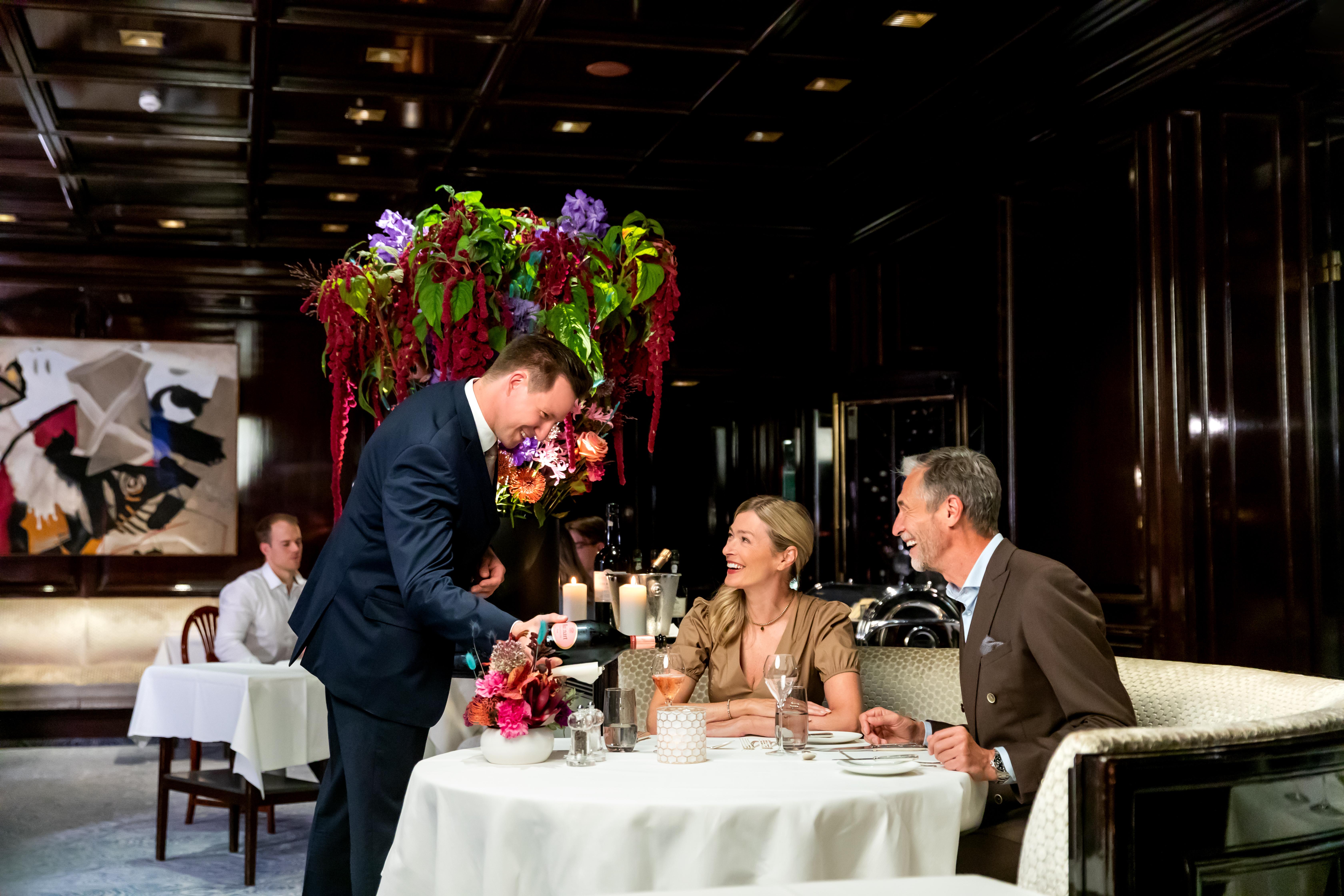 Excelsior Hotel Ernst Am Dom Colonia Exterior foto A sommelier at work