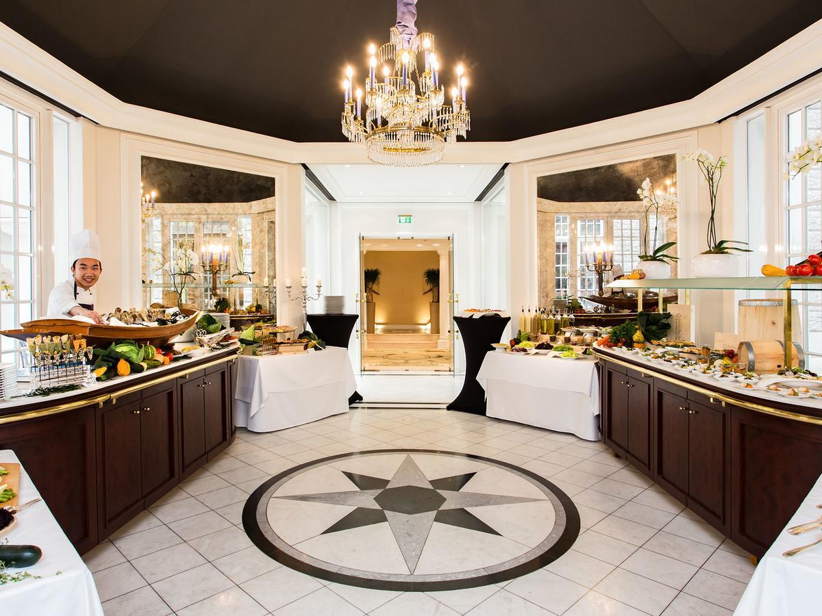 Excelsior Hotel Ernst Am Dom Colonia Exterior foto The buffet at the hotel's restaurant